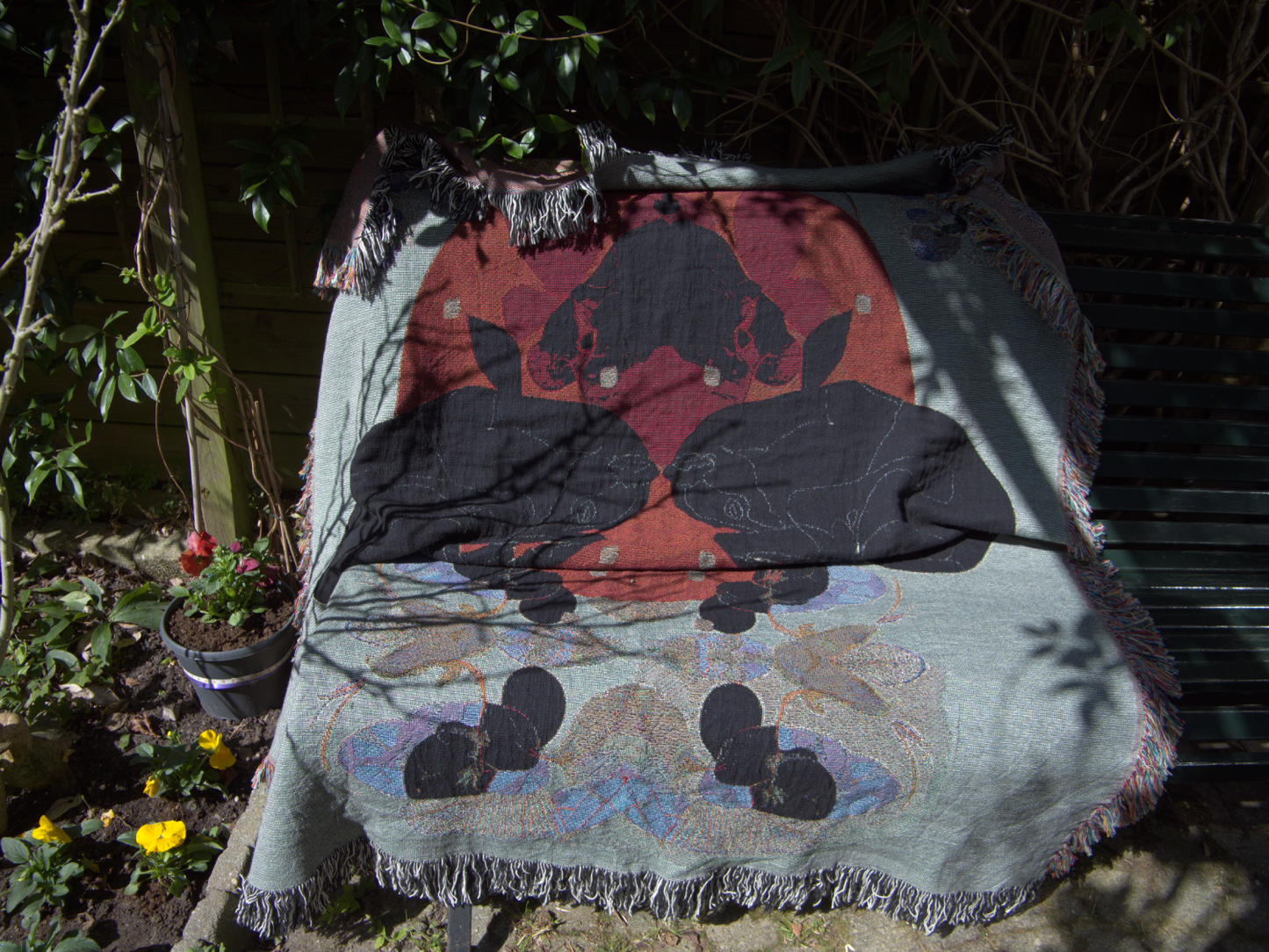artistieke luxe jacquard deken gedrapeerd over een bank