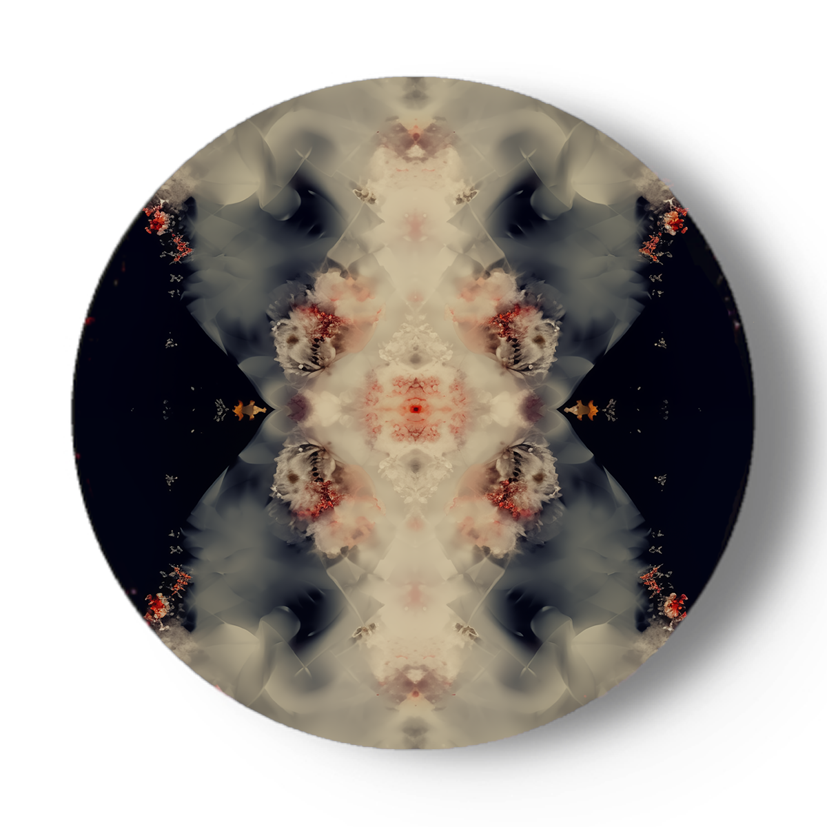 Mystieke, symmetrische compositie met organische rook- en bloemstructuren.