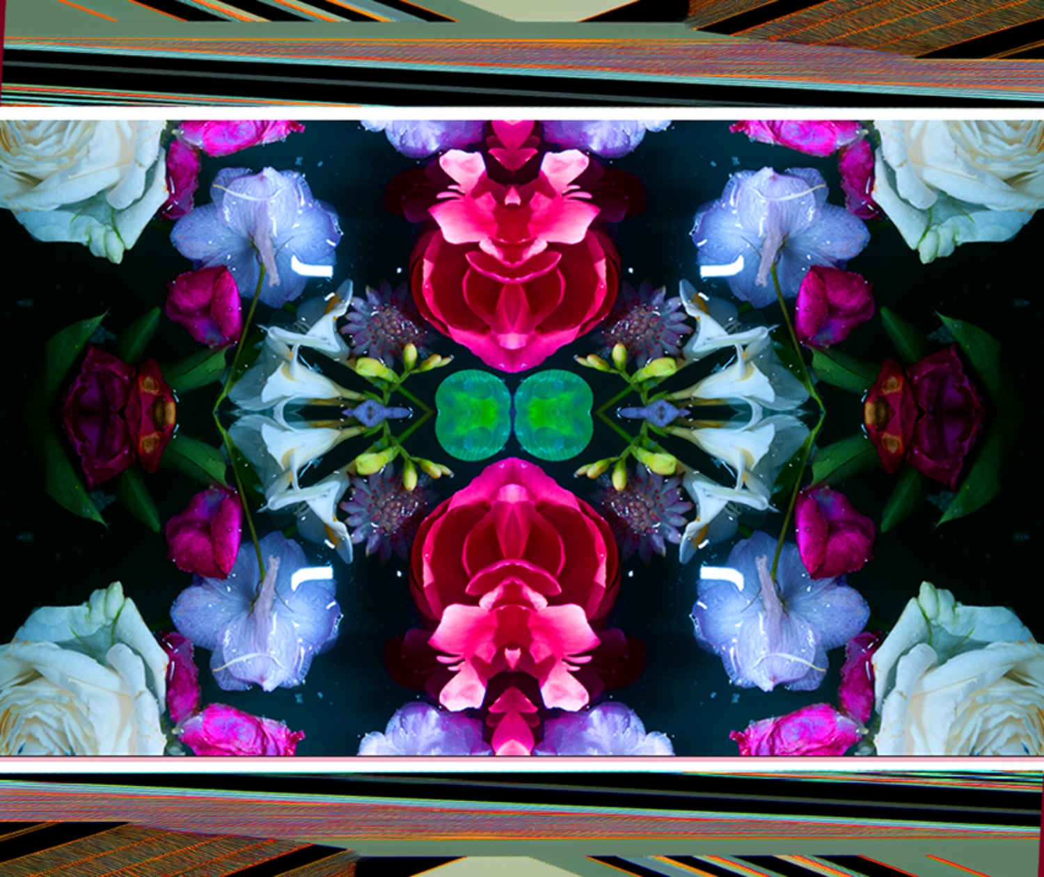Jacquarddeken met bloemen in roze, rood, paars en wit, gespiegeld in water. Heldere, symmetrische compositie met botanische motieven.
