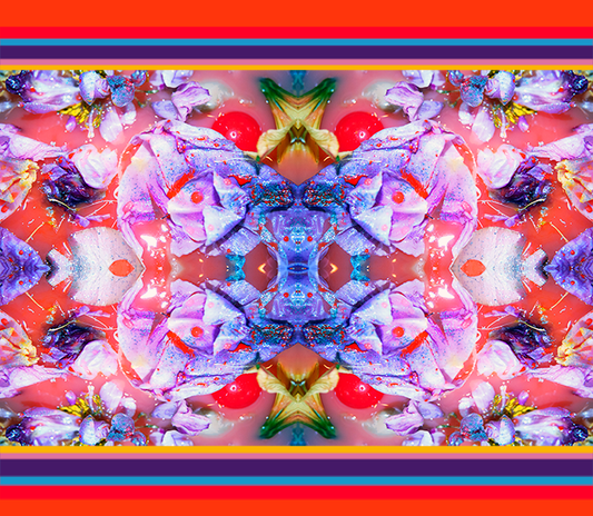 Jacquarddeken met kleurrijk bloemmotief in roze, paars, rood en oranje. Caleidoscopisch patroon en kleurrijke randen.